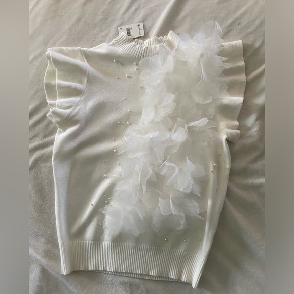 NWT 3D fabric floral knit blouse with flutter sleeves. Pearl embellished - Picture 3 of 3